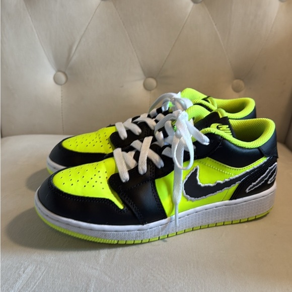 Air Jordan 1 Low SE GS 'Big Cat  Energy Sneakers - Picture 1 of 6